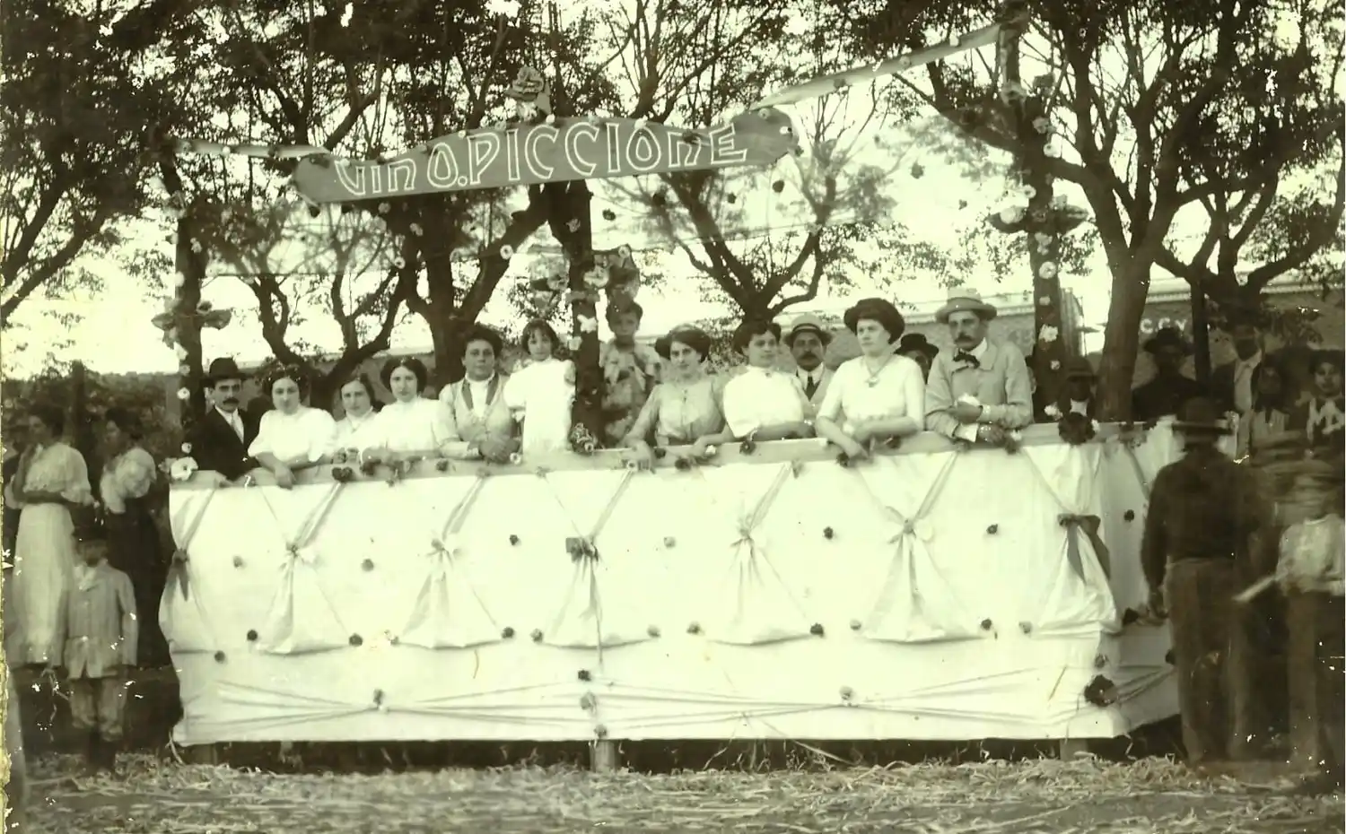 Palco familiar de un corso de antaño en San Francisco (1913) (Archivo Gráfico y Museo Histórico)