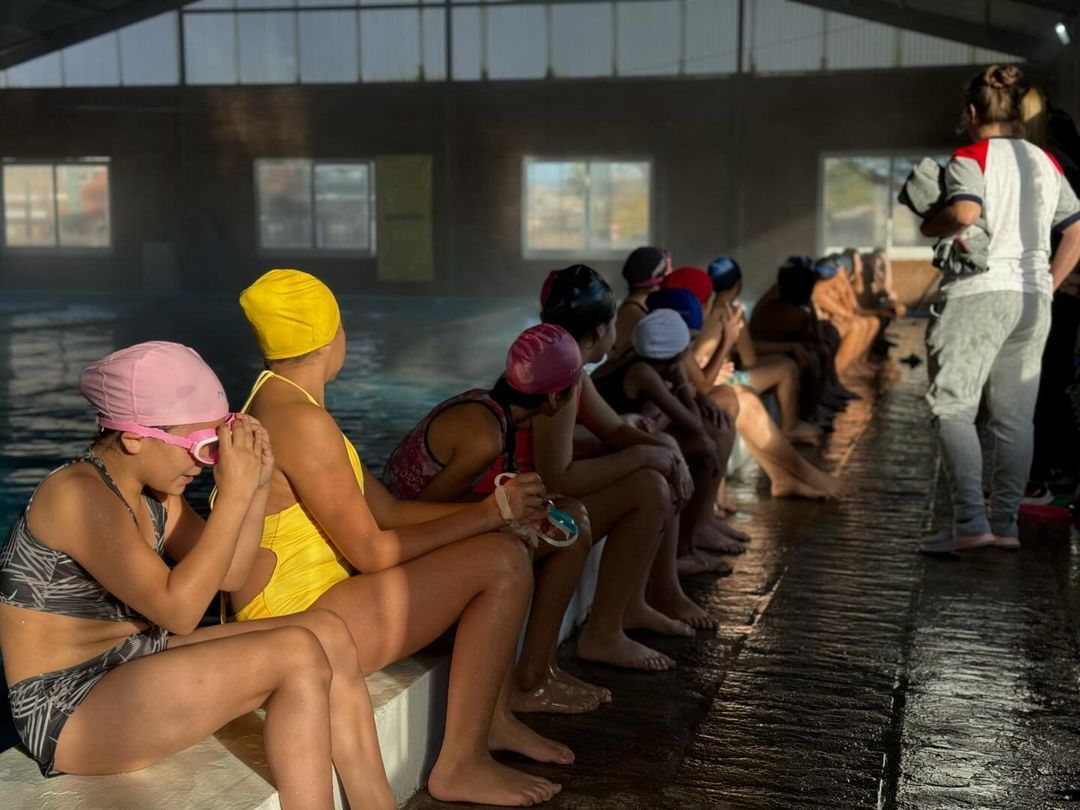 Niños y niñas de 4 a 12 años donde podrán disfrutar de actividades recreativas y deportivas en un ambiente seguro y entretenido