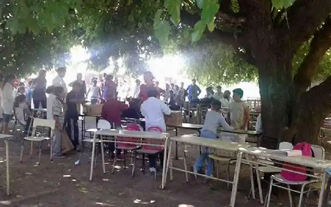 Les quemaron la escuela y ahora dan clases bajo los árboles