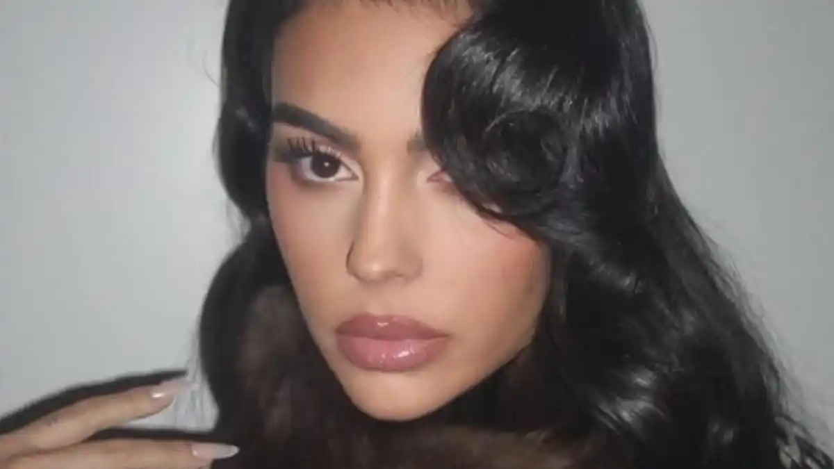 El equipo de Georgina Rodríguez usó una linterna para impedir que los paparazzis captaran imágenes durante su paso por París.