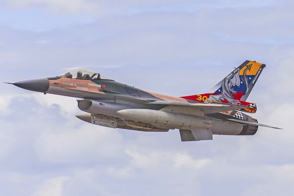 Cazas F-16 de Venezuela interceptan y atacan un avión