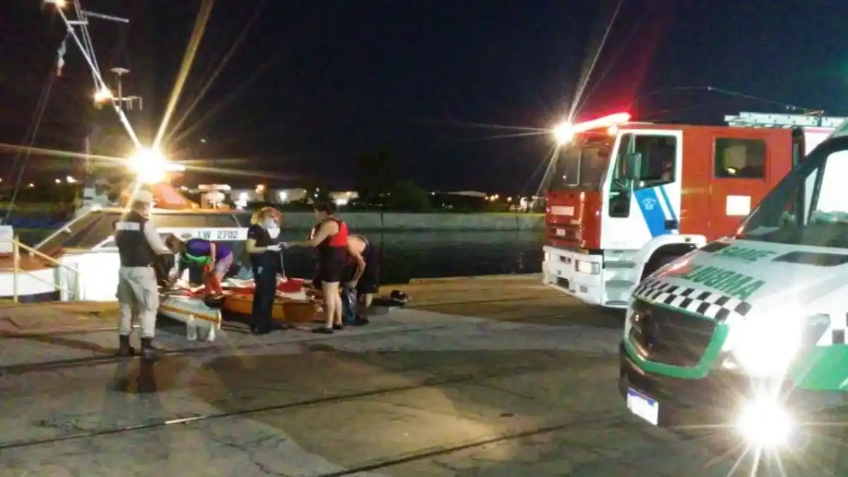 Rescatan a dos kayakistas en el canal de acceso al puerto de La Plata