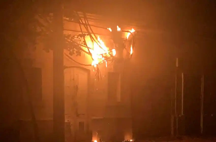 Explotó un transformador y dejó una zona sin luz: “Se llenan la boca hablando de que Santa Fe avanza, pero esto es un desastre”