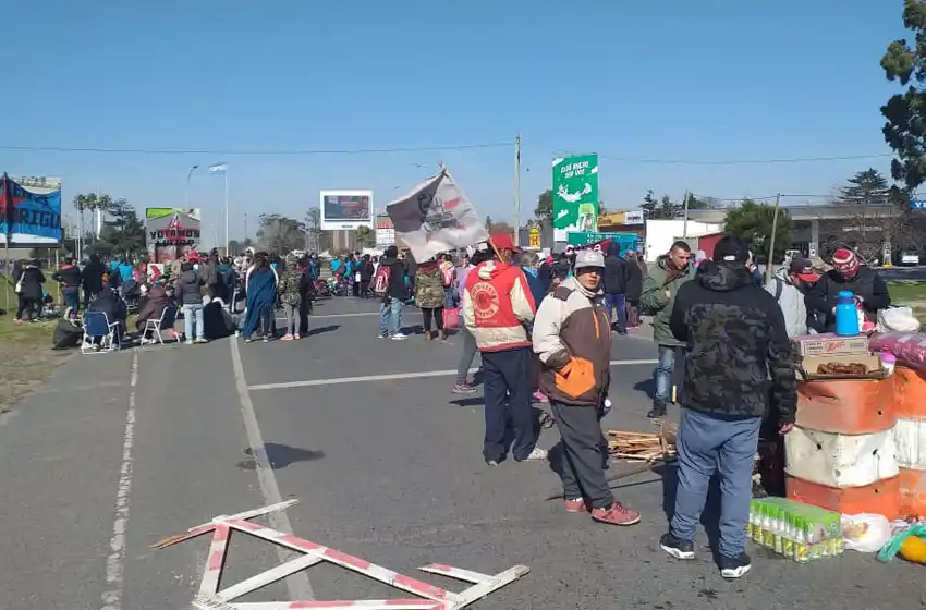 Organizaciones sociales cortaron la Ruta 2 en reclamo por la falta de empleo