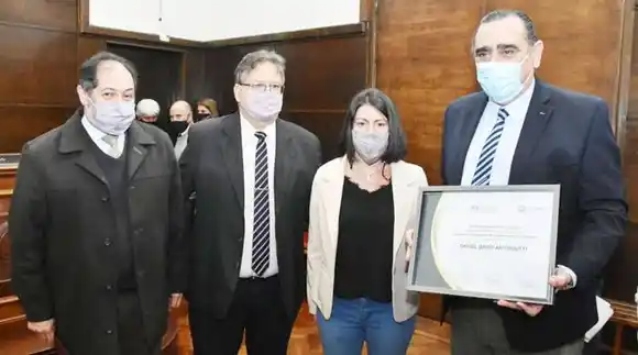 �SLos concordienses estamos orgullosos de los  profesionales de la salud como el Dr. Antoniutti⬝