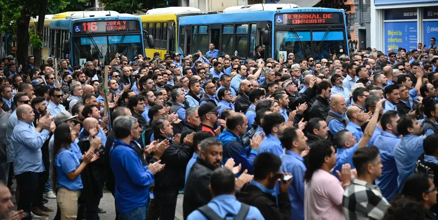 Gran cantidad de gente despidió al chofer asesinado el pasado sábado. Crédito: Marcelo Manera.