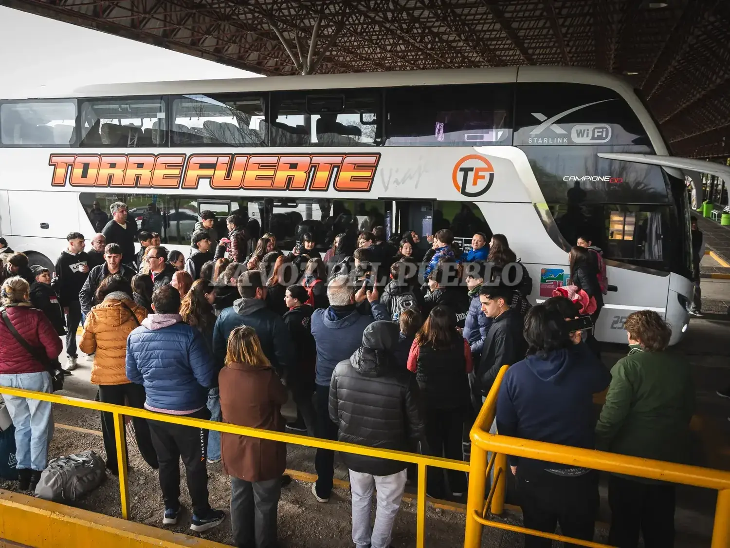 Abrazos y emoción: así se despiden los chicos
