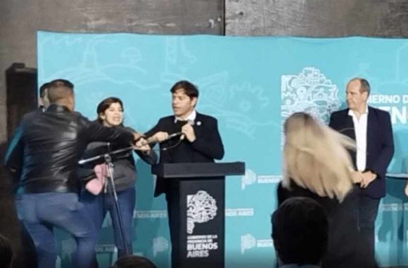 El mal momento que vivió Axel Kicillof en un acto: una mujer se subió al escenario e interrumpió su discurso
