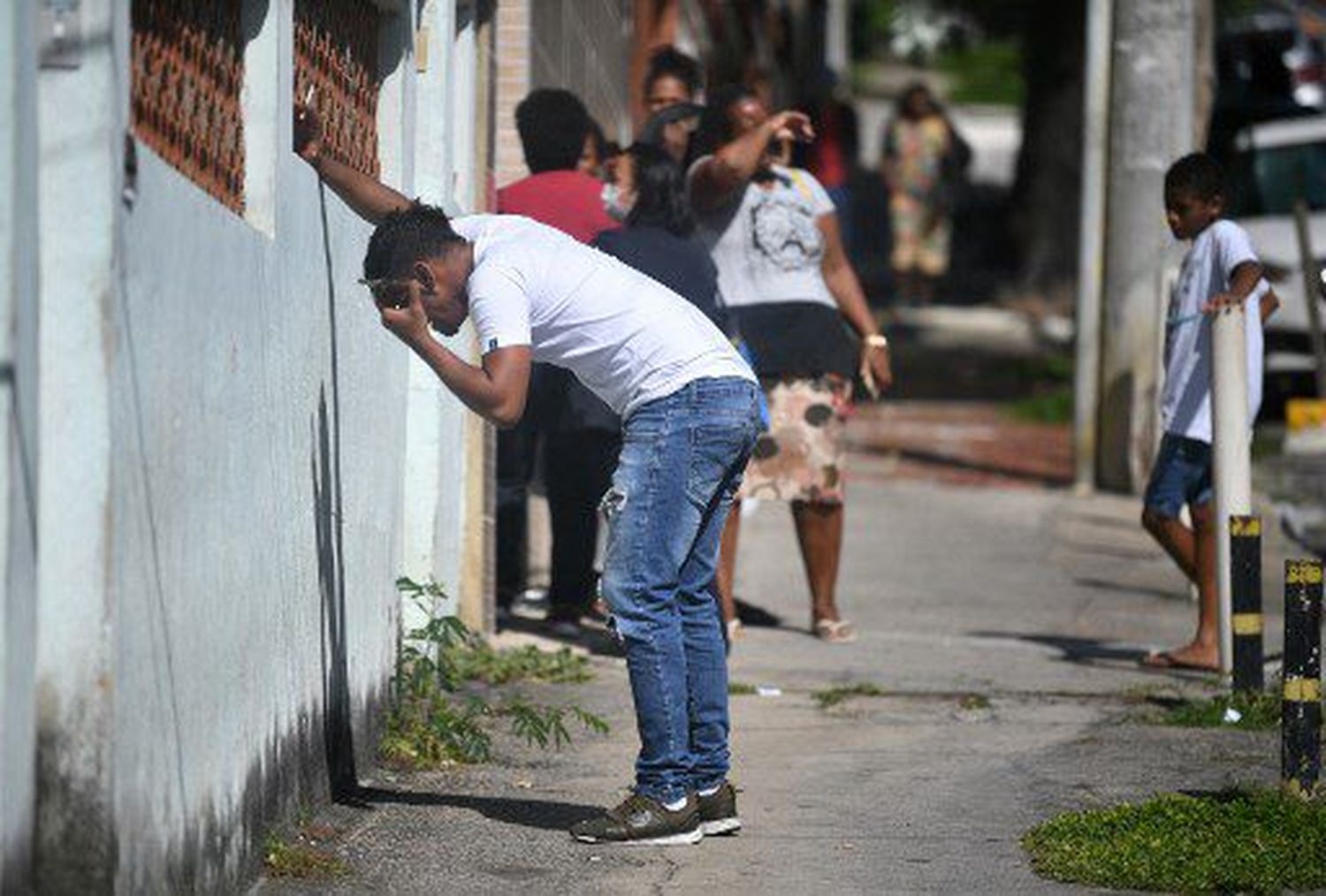 Un hombre reacciona después de saber que su hermano fue asesinado durante una operación policial, afuera del Hospital Getulio Vargas en Río de Janeiro, Brasil.