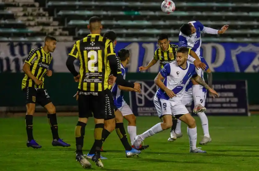 Almirante Brown le cortó la racha a Alvarado