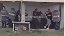 Así fueron evacuados los jóvenes agresores.