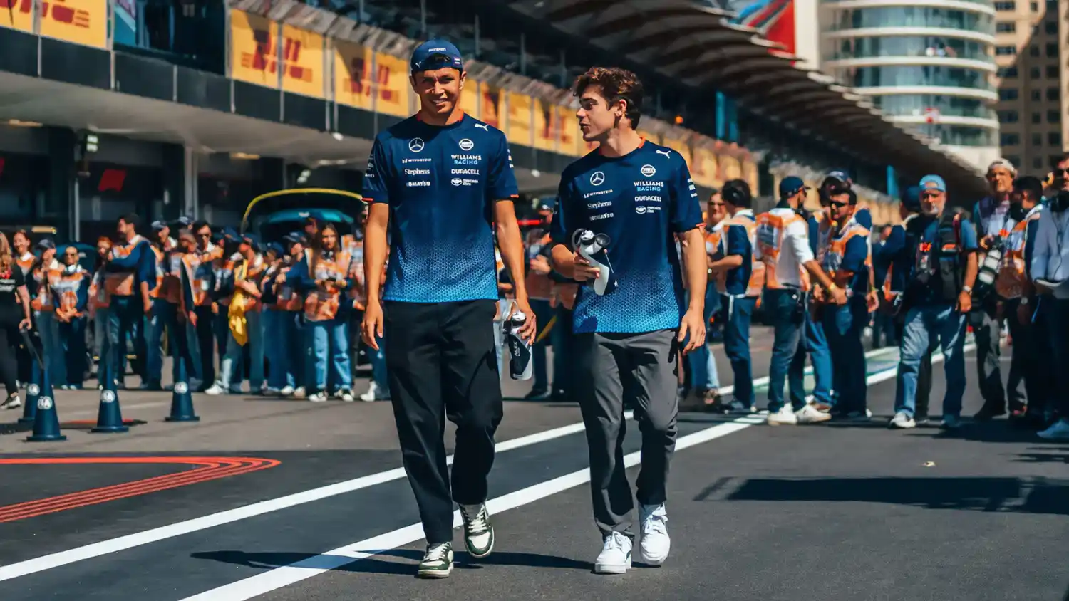 Colapinto junto a Albon, recorriendo la pista.