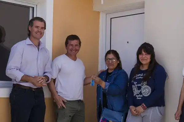 Dos nuevas familias alcanzaron su vivienda propia 