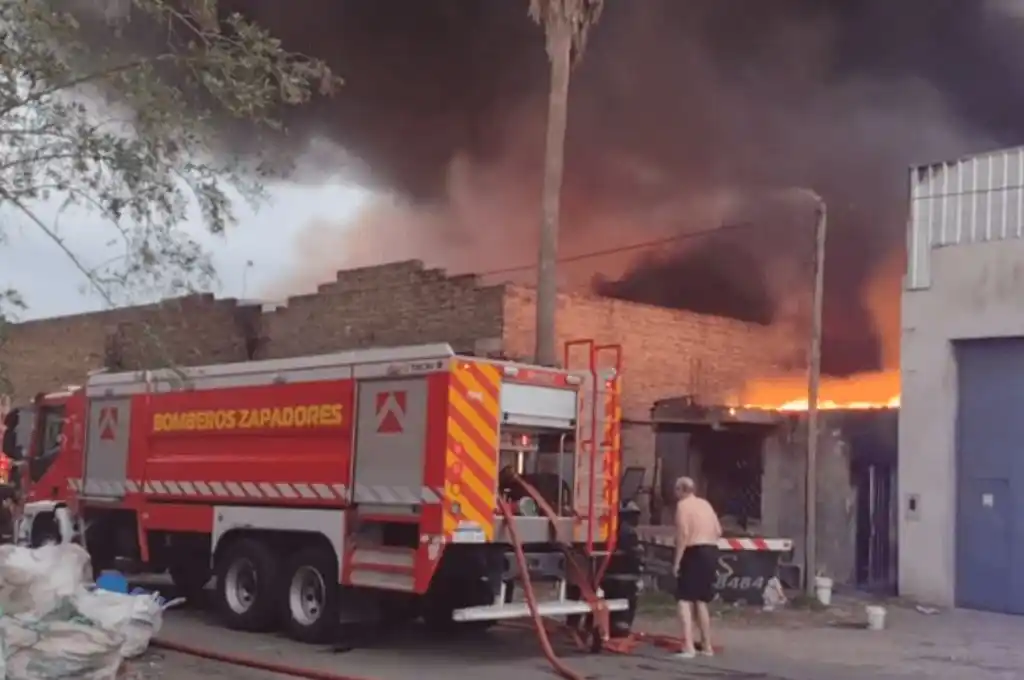 Un voraz incendio destruyó tres galpones detrás del Mercado de Concentración de Rosario