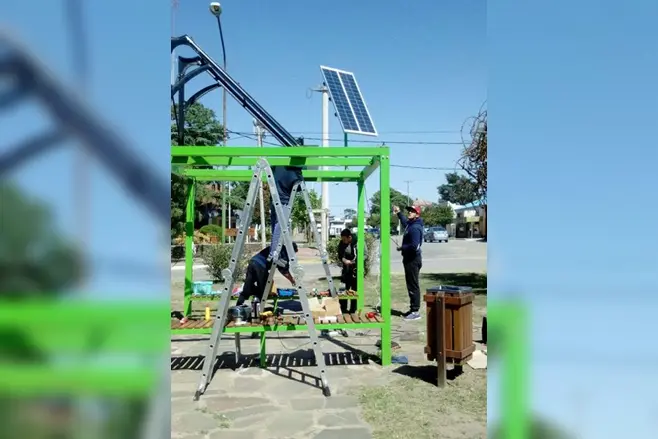 Sierra de la Ventana: Instalan una estación de carga de celulares y de agua caliente por energía solar