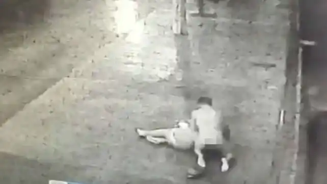 Un hombre desnudo atacó a golpes a una mujer