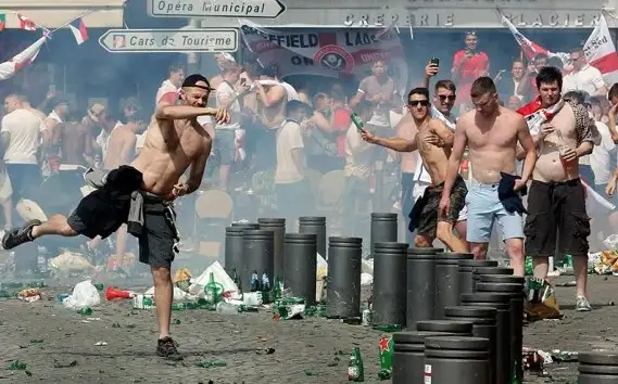Video: Batalla campal entre hooligans y rusos en la Eurocopa 