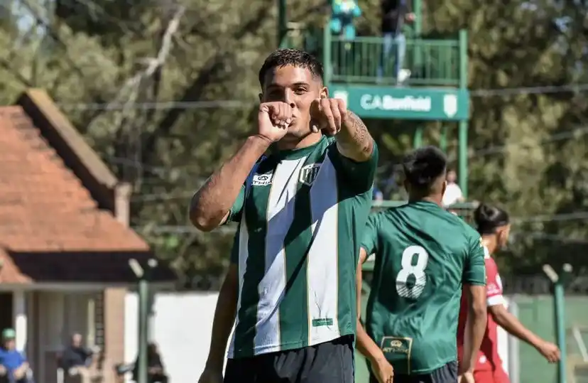 Golazo del tandilense Marcos Echeverría para mantener a Banfield en lo más alto del campeonato