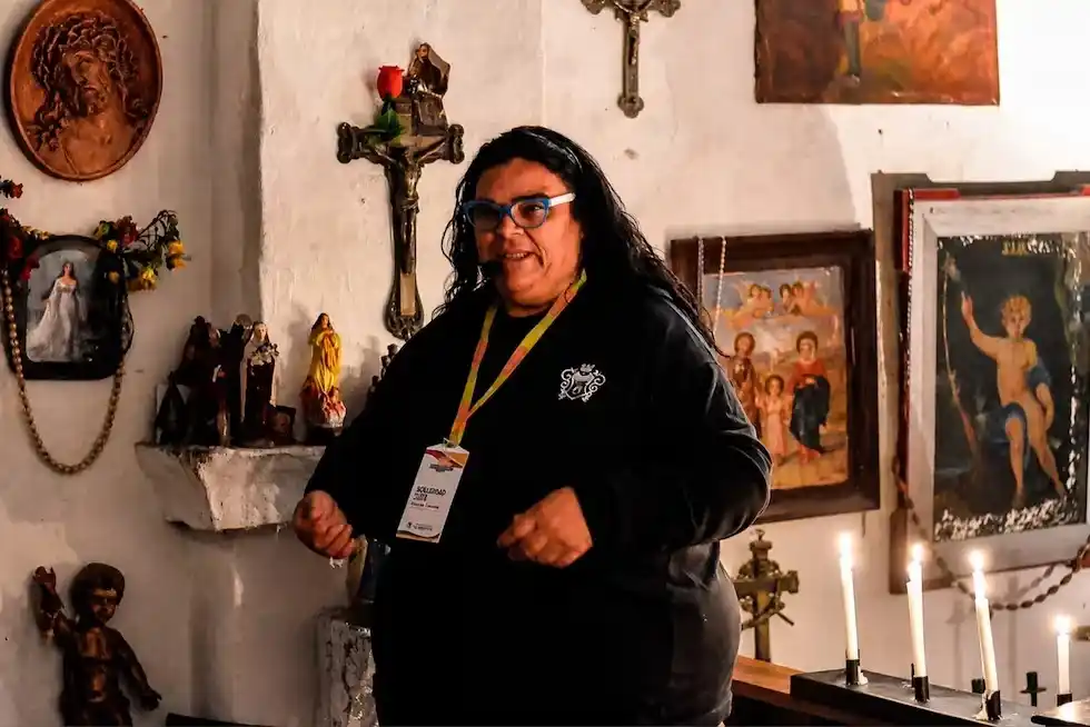 Soledad Luis en una guia en la Capilla de los Negros. Foto: Hernan Di Nuci