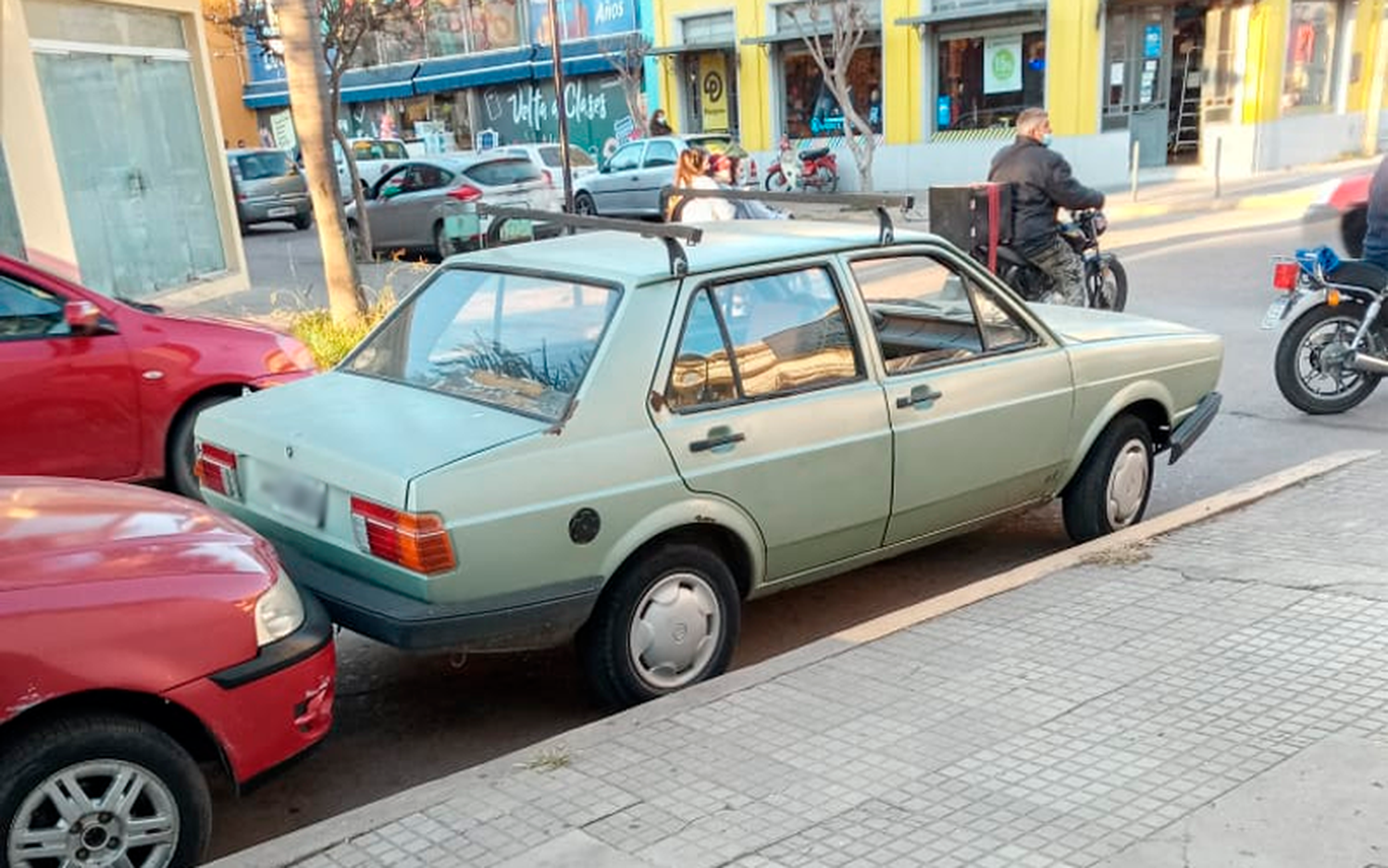 Reclamo: “Mal estacionado, no se ve si vienen autos para cruzar”