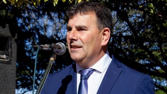 De la intendencia al acordeón: el exjefe comunal de Azul relanza su carrera musical