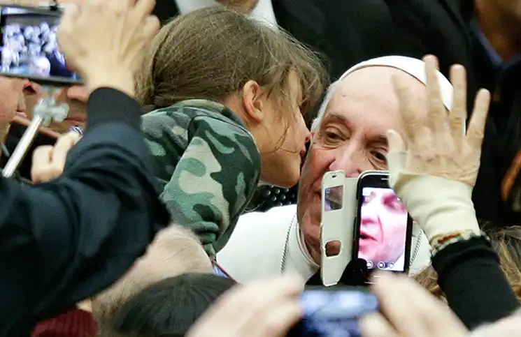 El Papa ofreció vivir en el Vaticano a indigente que dió a luz en la calle