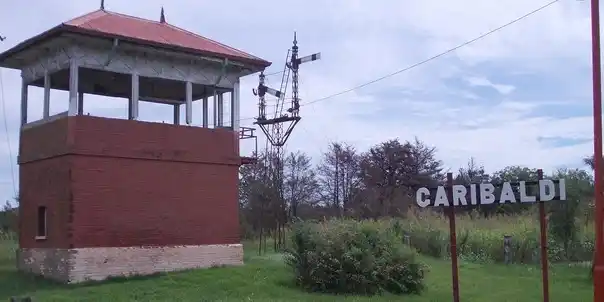 Los hechos atribuidos al padre (cuyas iniciales son G.A.) ocurrieron entre el año 2020 y 2022 en el domicilio familiar de la localidad de Garibaldi. La investigación comenzó en diciembre de 2022 con una denuncia de la mamá de la niña, quien ya había denunciado a G.A. meses antes por violencia de género.