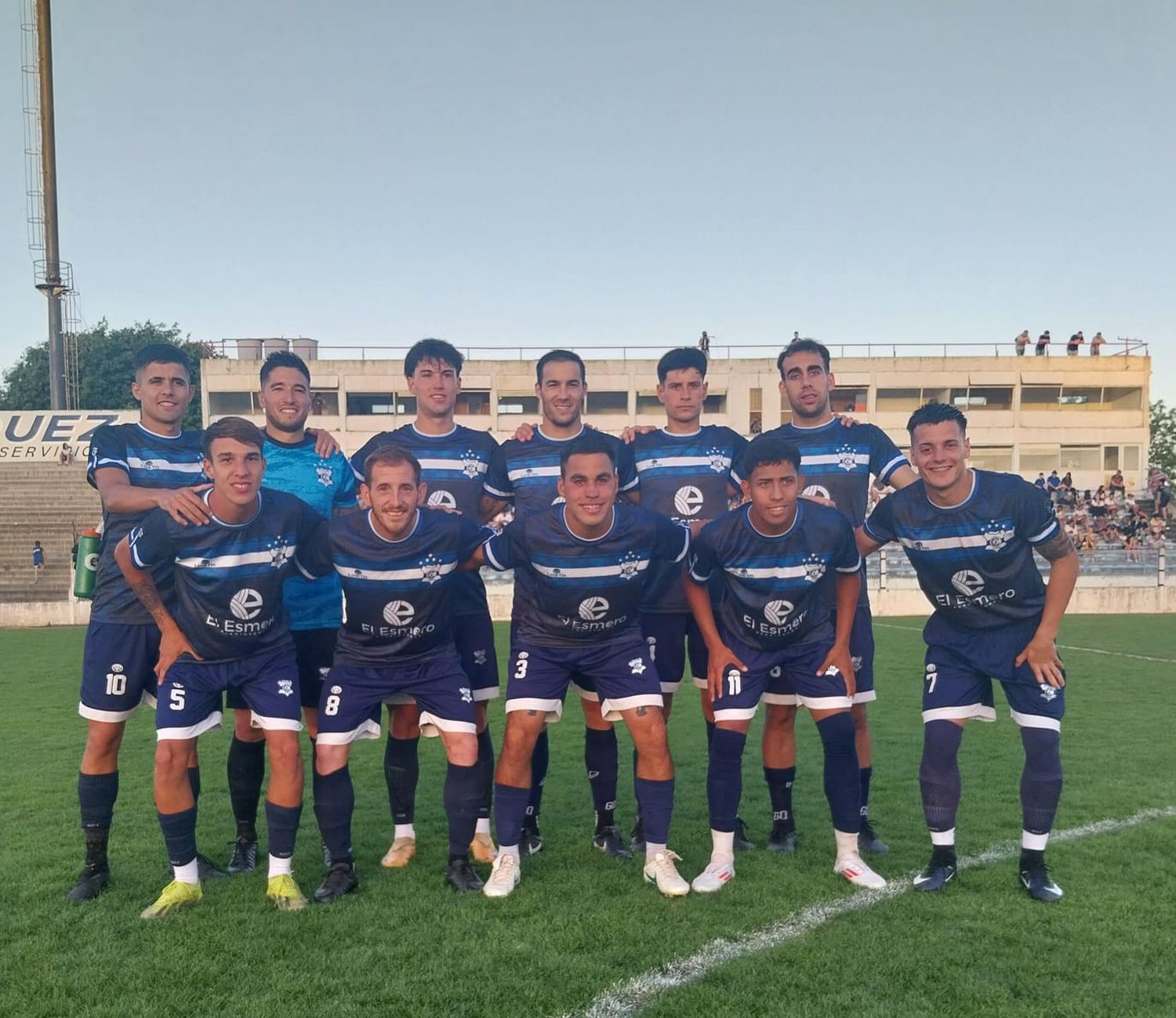 Montero, Charmelo, Echarren, Gogna, Marcos y Guillenea. Agustín Funes, Politano, Javier Funes, San Martín e Iriart. Gimnasia, en su primer partido de local en el torneo. (Foto gentileza de "Laly" Bertuzzi).