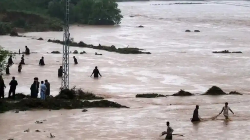 Lluvias del monzón arrasan Pakistán: casi 400 muertos y comunidades atrapadas por barro y escombros. (Foto: Gentilezas)
