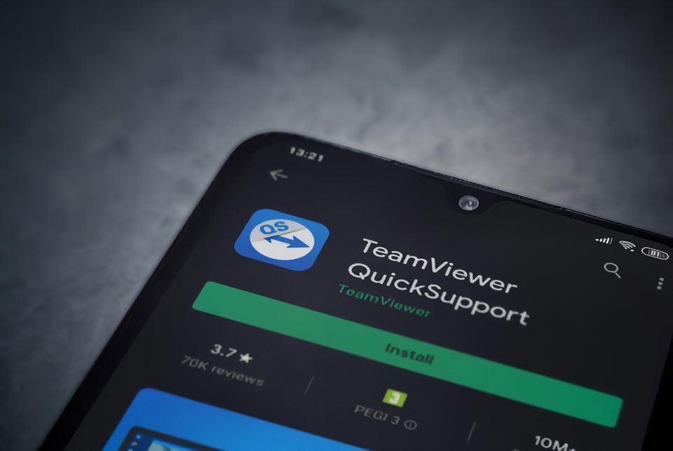 El estafador le hizo instalar una aplicación mediante la que tuvo acceso a su celular.