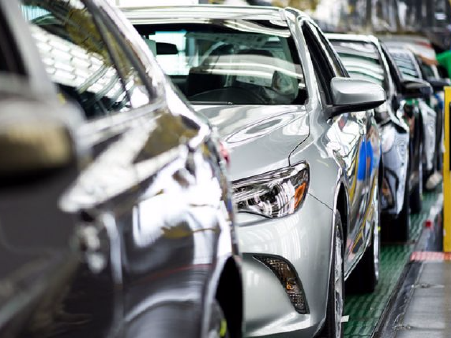 La producción de autos bajó 13,4% en junio y las ventas se desplomaron más del 30%