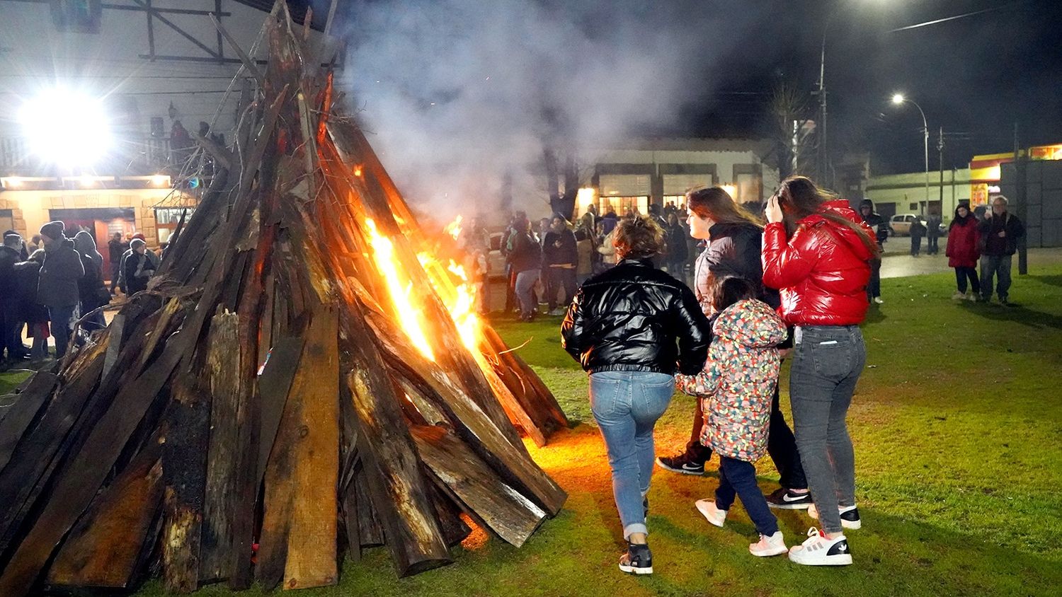 Tradicional. Es la Hoguera de San Juan