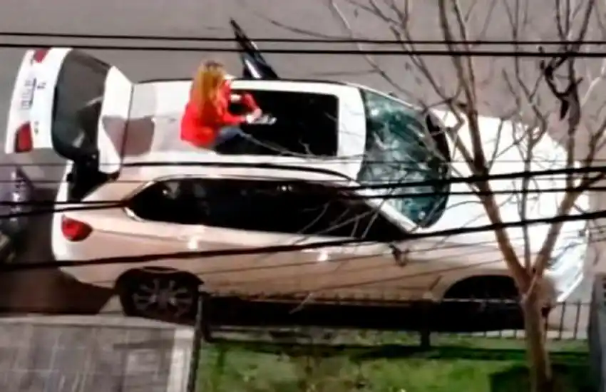 Video: una mujer destruyó un BMW con un matafuego y quedó detenida