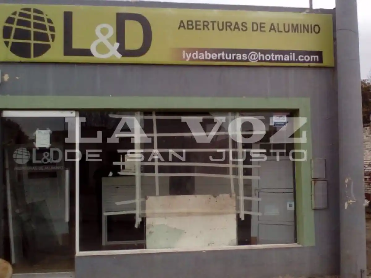 Vuelven a dañar vidriera de negocio de venta de aberturas 