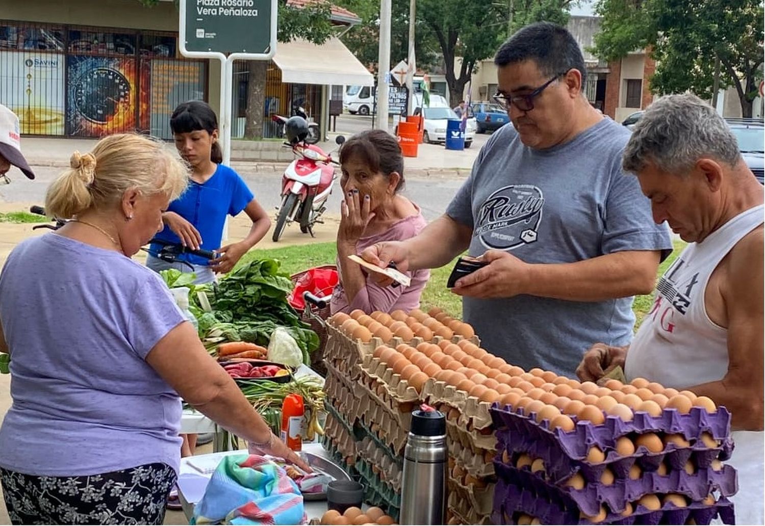 Clientes aprovecharon para comprar verduras a precios más accesibles.