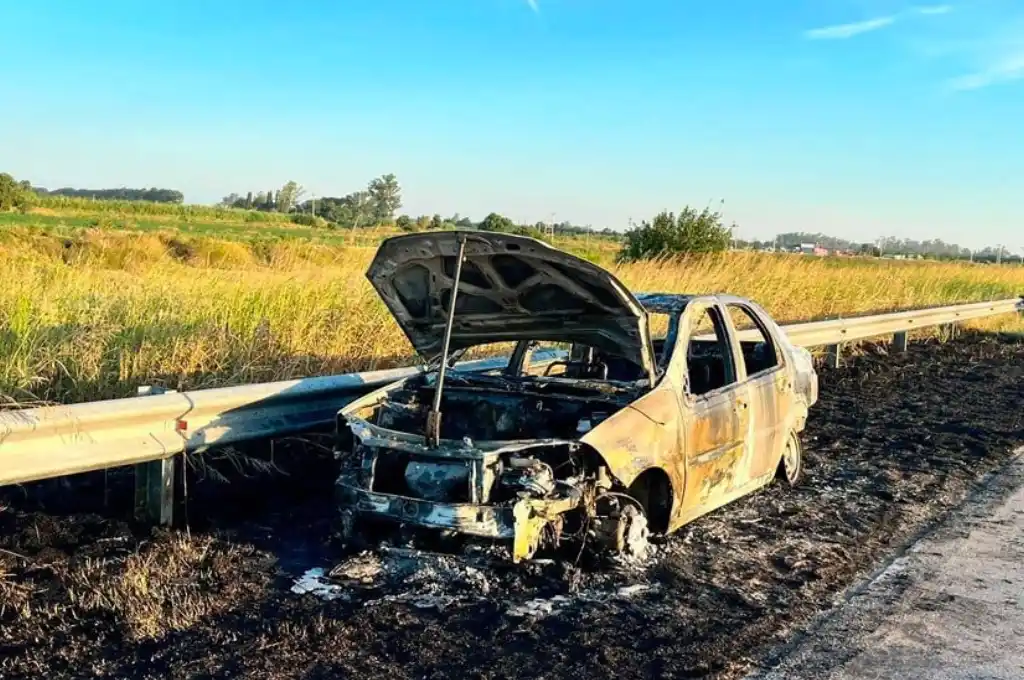 Así quedó el vehículo tras las llamas.