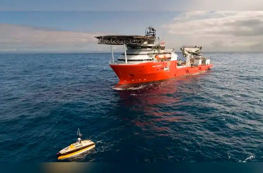 El barco que buscará al ARA San Juan ya viaja hacia Argentina