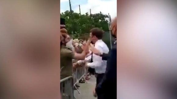 UNA CACHETADA recibió el presidente Emmanuel Macron durante visita al sur de Francia