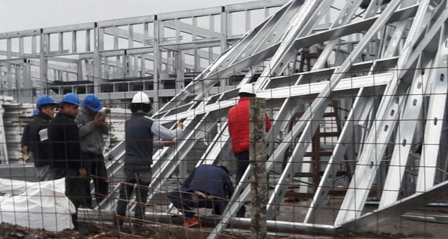 Por los fuertes vientos, se desmoronó parte de la estructura del jardín de Banfield
