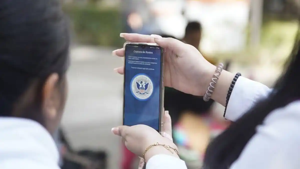 EE.UU. MEJORA aplicación para registro de migrantes y peticiones de asilo por celular