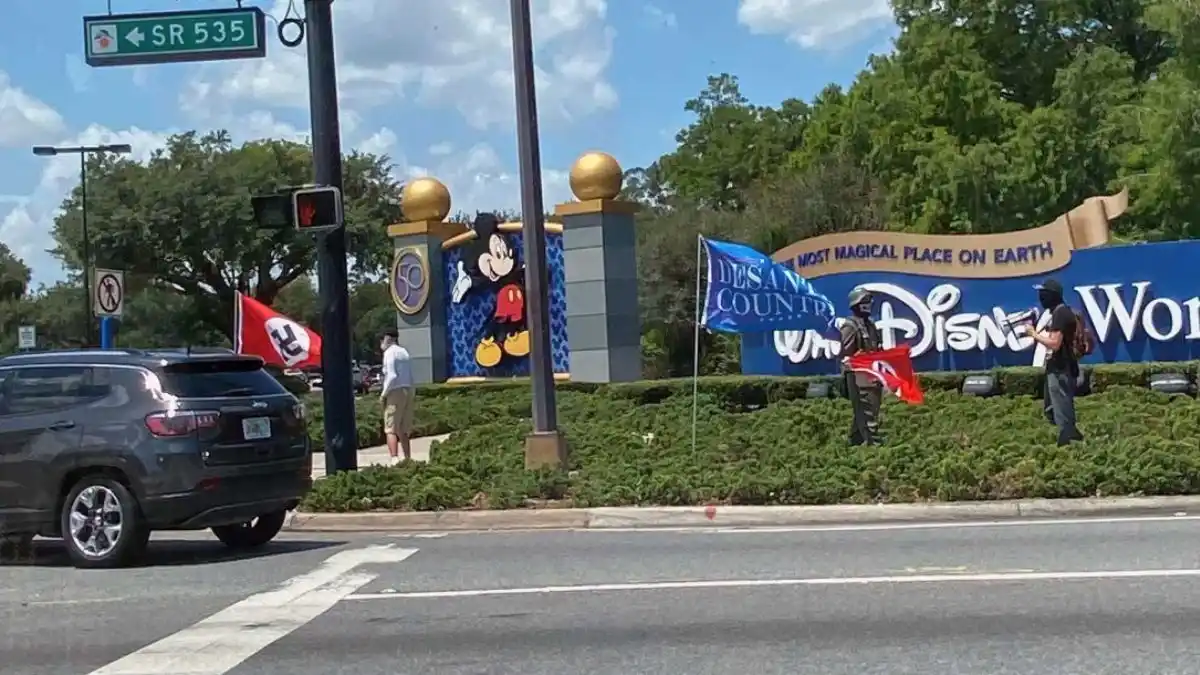 Florida: agitan banderas nazis en la entrada de Disney World - Notife