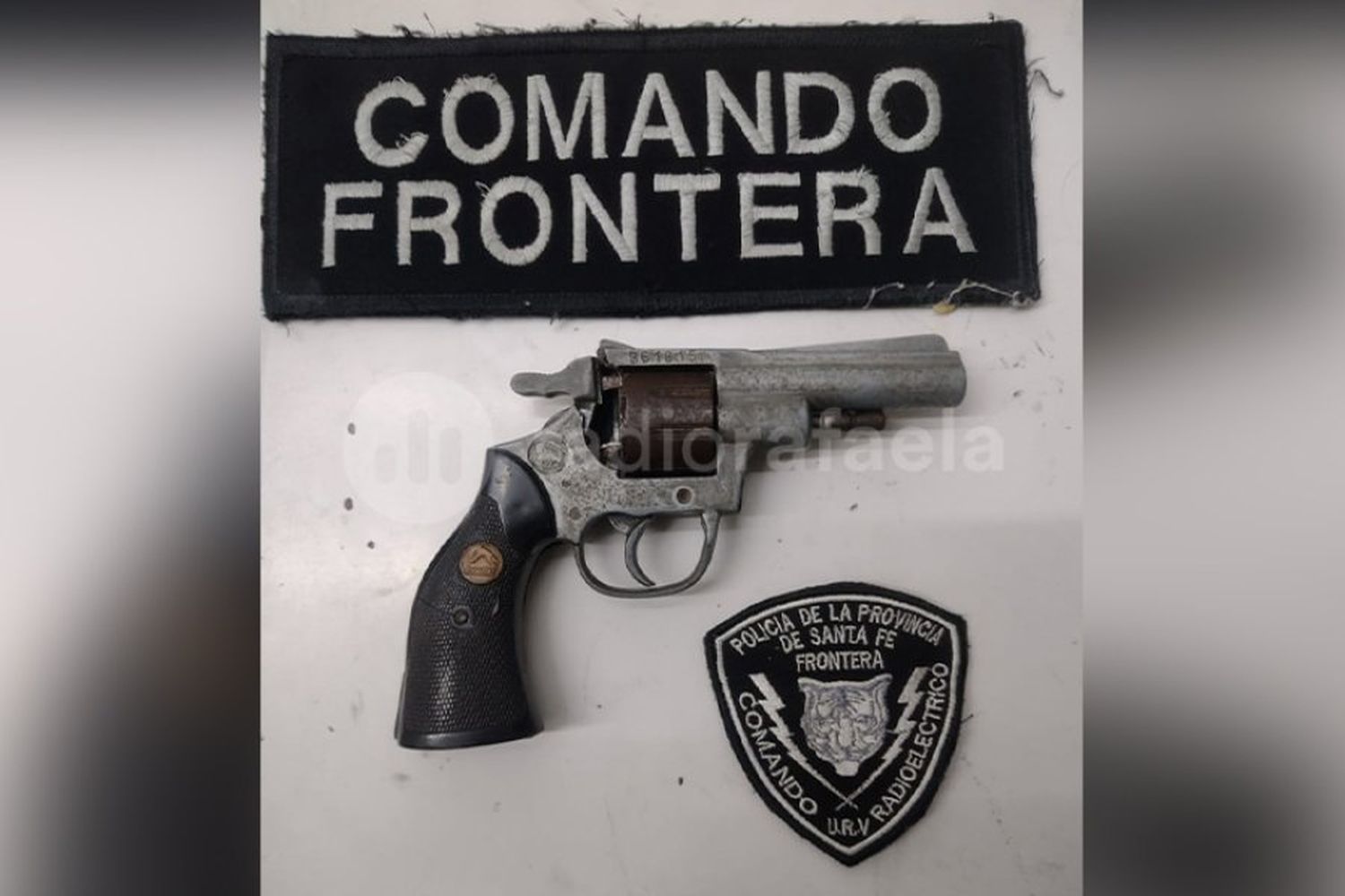 Vio a la policía, comenzó a acelerar y se tapó la cara: tenía un arma escondida en una bolsa