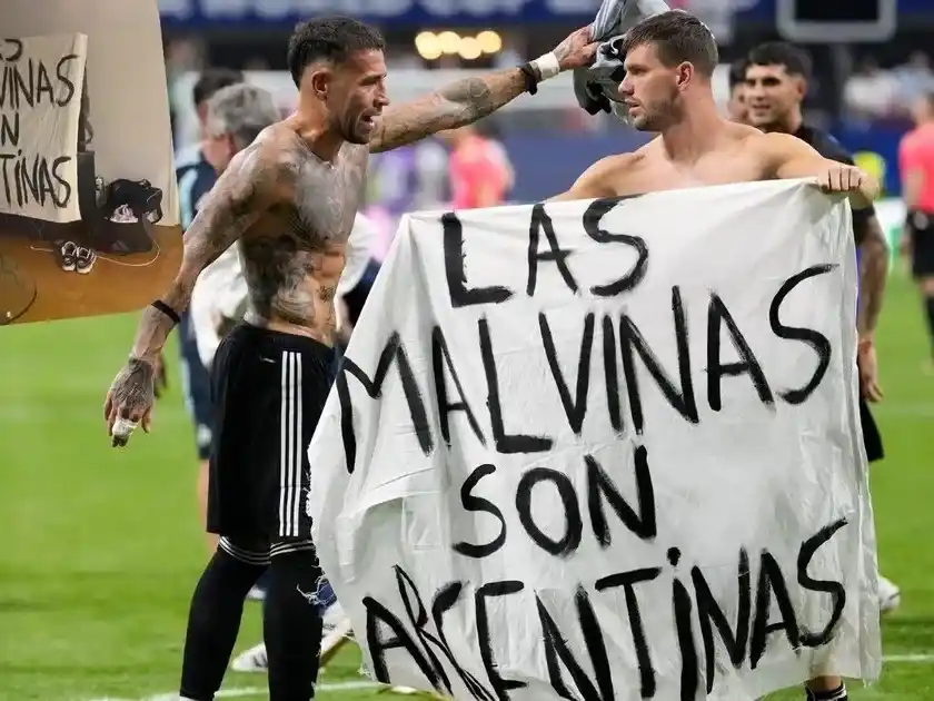 La bandera de Malvinas que mostró la Selección fue hecha con una sábana de hotel