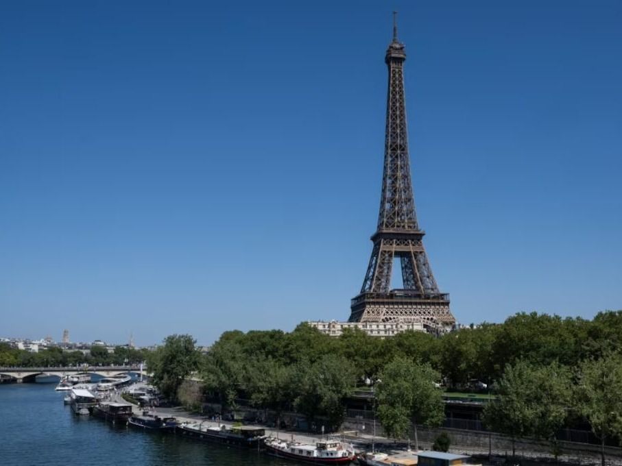 Una turista fue abusada en el parque del Champs de Mars, al pie de la torre Eiffel. (Foto: AFP)