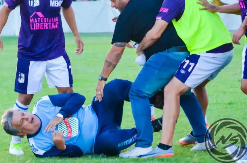Video: brutal agresión a Luis Ventura en un partido de ascenso