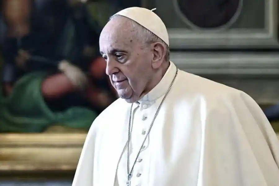 Francisco destacó la "vida de incansable servicio al bien de la Nación" de Isabel II