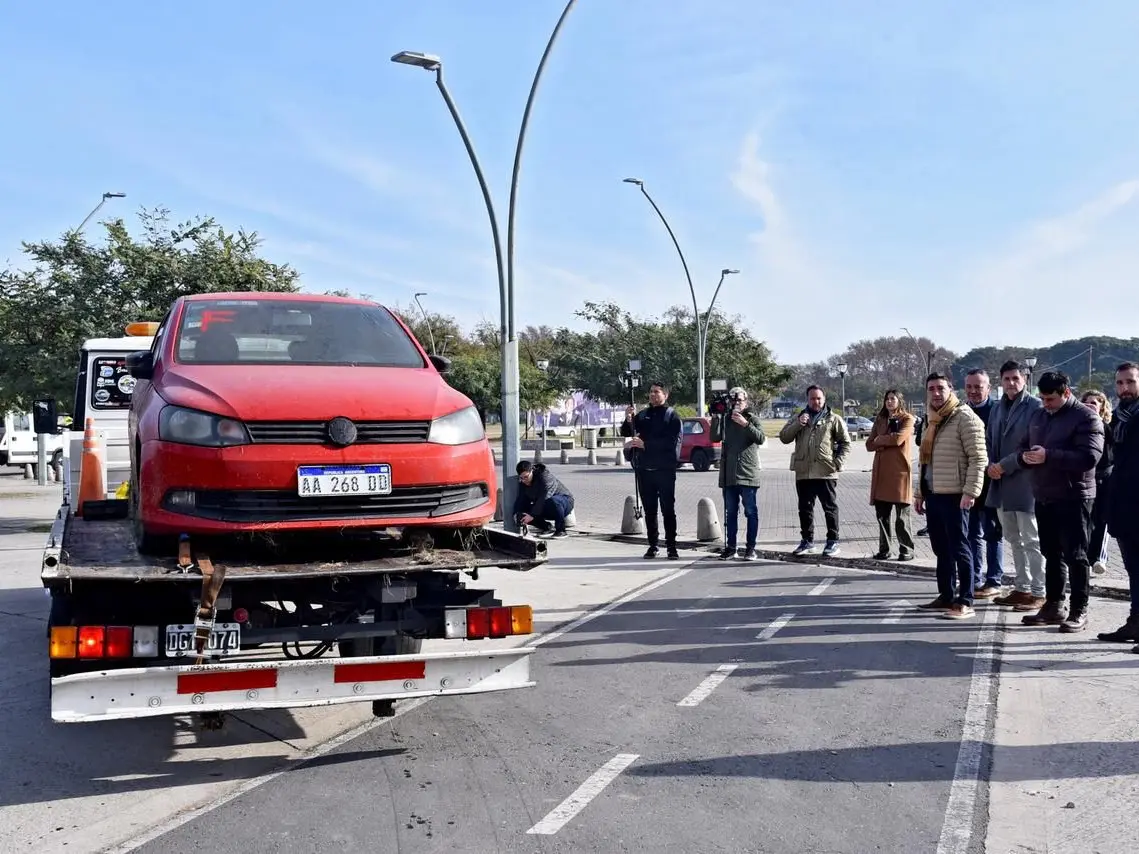 Retiraron autos abandonados del Polo Tecnológico de Rosario.