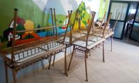La cooperativa que repara mobiliario escolar para el Consejo fue desvinculada de esa tarea