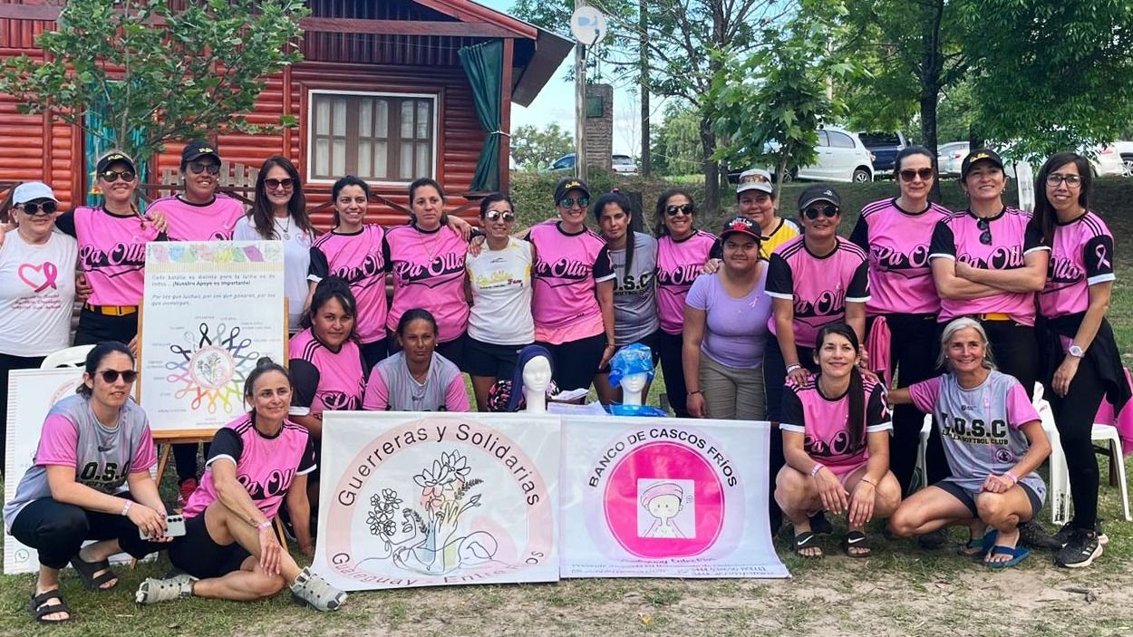 Jugadoras de La Olla Softbol Club junto a integrantes de Ongs locales.