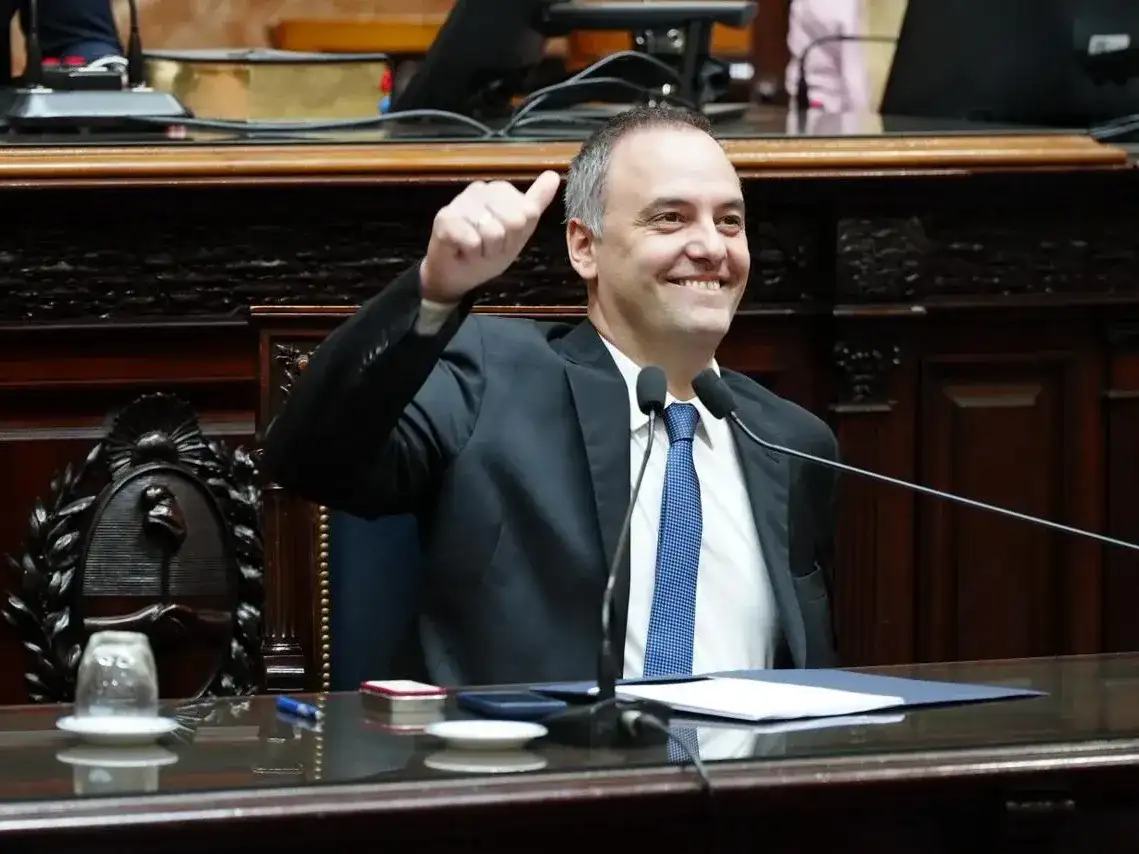 Con sorpresivos votos del PRO, la oposición intentó incluir la interpelación de Adorni en la sesión